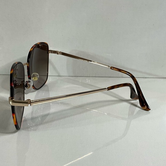 Elegant Tortoise Shell Sunglasses - Picture 5 of 5
